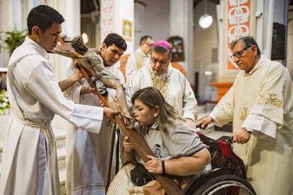 Santa Cruz se viste de fe: Fieles se preparan para el Jueves Santo con reflexión y penitencia 
