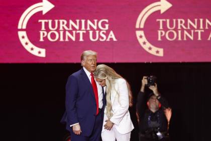 Trump honra a Charlie Kirk calificándolo como uno de “los más grandes patriotas” de EEUU