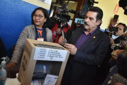 Manfred vota en Cochabamba y dice estar “muy confiado en que va a cambiar Bolivia”