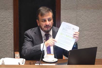 Ministro Medinaceli muestra cartas y dice que en la gestión de Arce se sabía de la gasolina de mala calidad