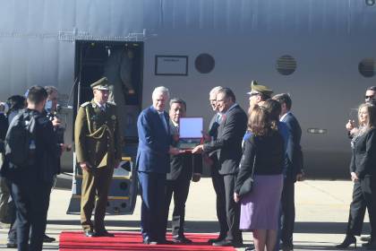 José Antonio Kast llega al aeropuerto de El Alto y es recibido con honores militares