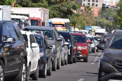Filas por diésel y gasolina, conductores en el eje central buscan abastecer sus vehículos