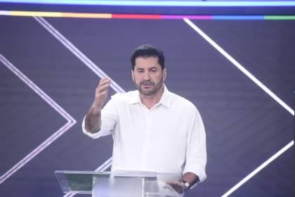 Nayar promete reformas para incrementar los recursos de la Gobernación cruceña y retomar proyectos inconclusos 