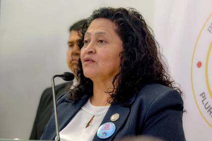 Falta pago de sueldo de junio a 1.000 funcionarios de salud, dice ministra Flores, que atribuye el retraso a errores de planilla