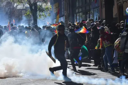 Policía gasifica marcha evista que rebasó un cordón policial a pocos metros del TSE