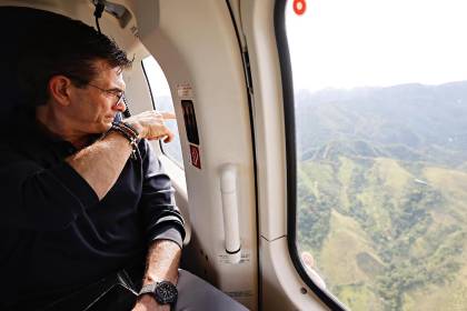 El presidente Paz viaja en avión comercial a EEUU para participar en la cumbre convocada por Trump