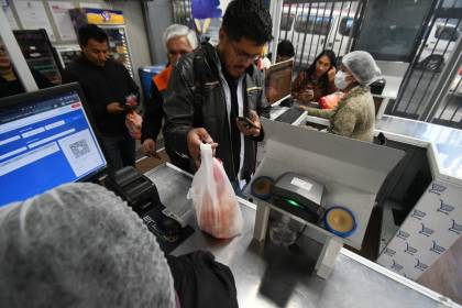 Frente a los bloqueos, Emapa vende pollo en dos agencias del centro de La Paz 