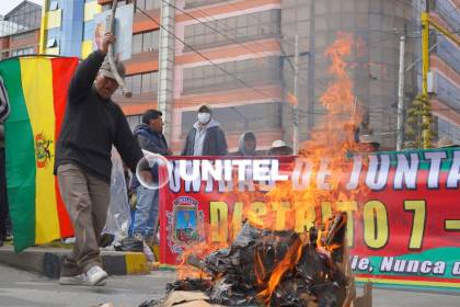 Un grupo de personas bloquea el ingreso al aeropuerto de El Alto e impide el paso de personas