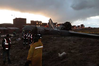 Avión accidentado en El Alto arribó desde Santa Cruz y se salió de la pista 1 kilómetro, señala el Ministerio de Defensa