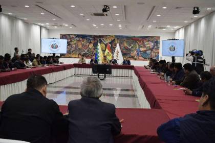 El diálogo para frenar el paro de los choferes está en curso; Zamora confirma la presencia de Paz
