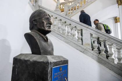 Morales dice que retiro de su busto del Legislativo es una “reverencia” al rey de España