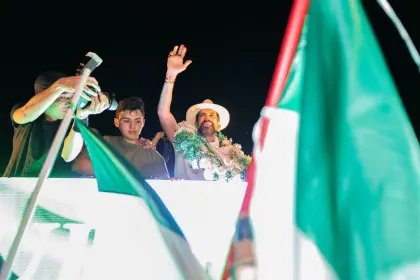 Hay expectativa en la plaza 24 de Septiembre por el arribo de Luis Fernando Camacho