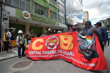 Gobierno instala mesas técnicas sobre el DS 5503; la COB no dialoga, vuelve a marchar en La Paz y mantiene orden de bloqueo