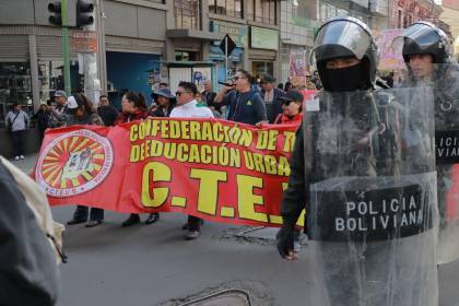 Marcha del magisterio paceño concluye sin mayores disturbios pese al Estado de excepción