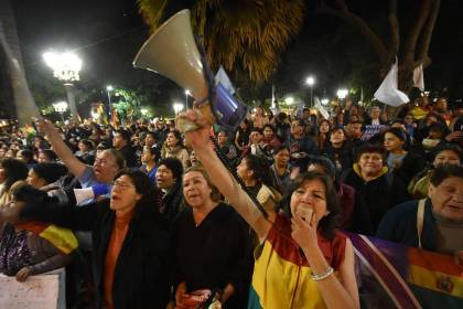 Cabildo de Cochabamba declara ‘persona no grata’ al gobernador Loza y exige al Gobierno liberar las carreteras