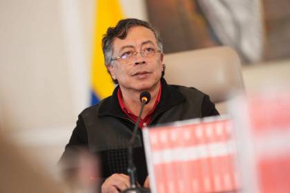 Petro denuncia “muchas irregularidades” en reñida votación que gana De la Espriella