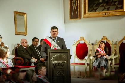 Gobernador de Chuquisaca exige políticas firmes e invita al presidente Paz a negociar en Sucre para frenar los bloqueos