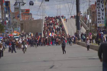 Gobierno denuncia que una extranjera falleció en Desaguadero por los bloqueos