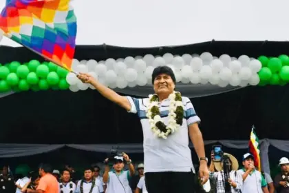 Evo Morales dice que las elecciones se definirán entre “dos líneas” políticas