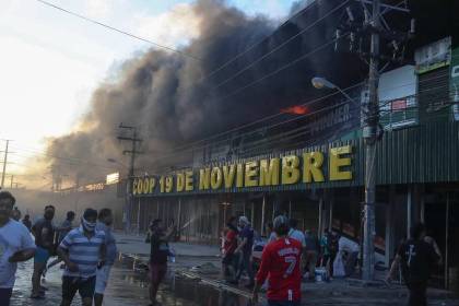 Barrio Lindo: Tras más de siete horas persiste el fuego y alertan que se acaba el diésel para que la maquinaria opere 