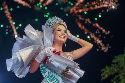 Con tradición y alegría, así se vivió la serenata y la coronación de la reina de Santa Cruz en el parque El Arenal 