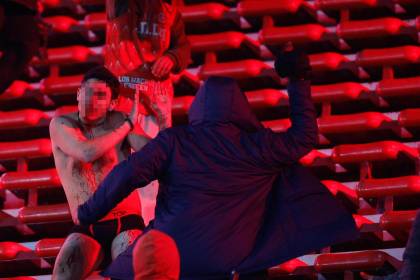 Violencia extrema en graderías obliga a cancelar el duelo Independiente vs U de Chile por la Sudamericana
