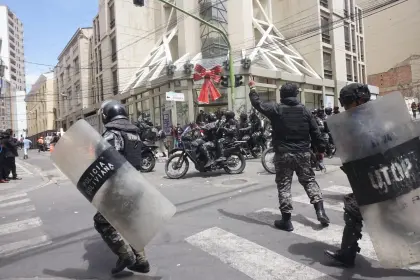 Protestas contra DS 5503: Policía gasifica a marcha de COB en la plaza Murillo