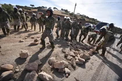Pese a intervención de policías y militares, los bloqueos siguen en cuatro departamentos