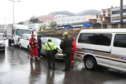Choque múltiple en la autopista de La Paz: Un camión frigorífico impacta con otros vehículos y deja tres heridos