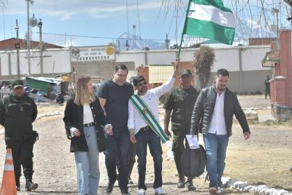 Video: Así fue la salida del gobernador Camacho del penal de Chonchocoro