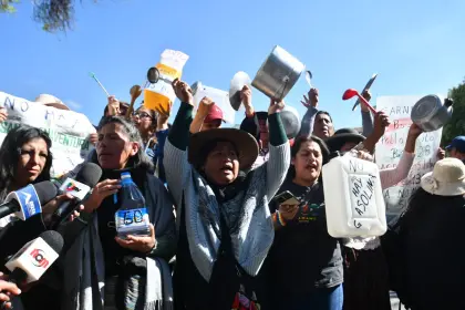 “¡Las ollas vacías, el pueblo tiene hambre!”: Cacerolazo toma el centro del poder político de Bolivia