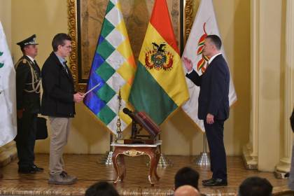 Paz posesiona a Ernesto Justiniano como ministro de Defensa en medio de las movilizaciones 