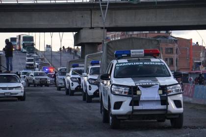 Policía y militares logran paso de camiones y cisternas en Achica Arriba en la ruta La Paz–Oruro