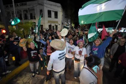 Hubo gritos, saltos y abrazos en la plaza 24 de Septiembre por la detención domiciliaria de Camacho