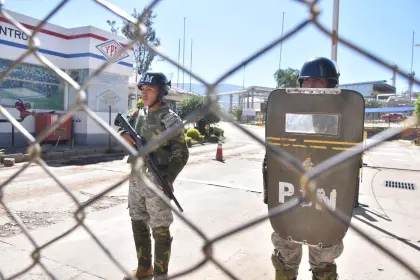 Resguardo militar en refinerías no es la solución a situación del combustible porque masistas siguen “incrustados” en YPFB, dicen legisladores y analistas