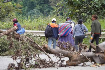 “Estamos caminando con nuestro equipaje”: viajeros se quejan por bloqueo en la ruta a Caranavi