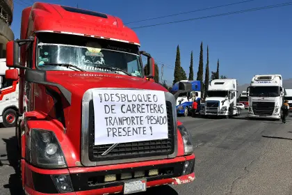 “Nuestras condiciones son inhumanas”: Transportistas atrapados en los bloqueos de vías claman por auxilio