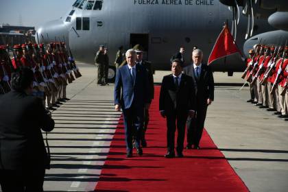 José Antonio Kast llega al aeropuerto de El Alto y es recibido con honores militares