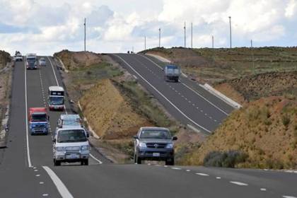 Un hombre murió tras ser atropellado por un bus en la carretera La Paz - Oruro 