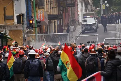 Aprehenden a una persona que estaba repartiendo dinero a movilizados en La Paz, según fiscal