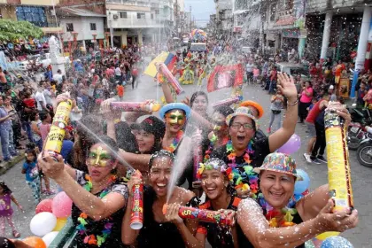 Carnavaleros se alistan para celebrar el primer día de mojazón en el centro cruceño