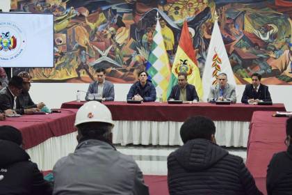 Gobierno y dirigentes de la COB reinstalan diálogo tras 50 días de bloqueos