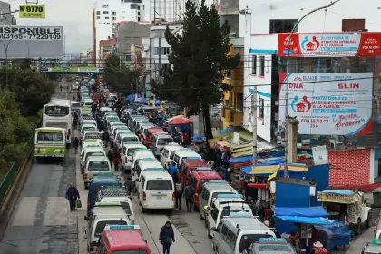 Falta combustible: Caos, larga espera y molestia, el panorama que se observa en surtidores