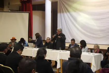 Basura en La Paz: Autoridades y trabajadores de aseo instalan mesa de diálogo con mediación de la Iglesia