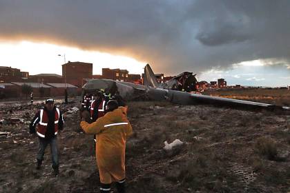 “Necesitamos buscar heridos”: Bomberos pide a pobladores de El Alto retirarse de la zona del accidente del avión militar 