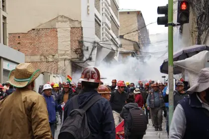 DDHH reporta ocho mineros arrestados durante gasificación en Plaza Murillo