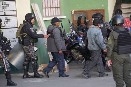 Violencia en La Paz: Suman 28 aprehendidos; los agentes hallaron Bs 243.000 en poder de personas con “cascos de minero”