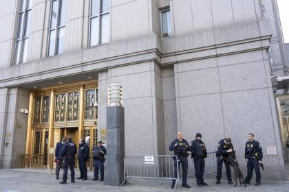 Juez mantiene los cargos contra Maduro pero cuestiona las sanciones que limitan su defensa