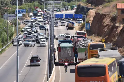 Falta de combustibles genera molestia, bloqueos esporádicos y caos en el tráfico