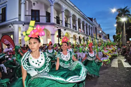 Alegría, tradición y baile, así se vive la segunda precarnavalera en Santa Cruz de la Sierra